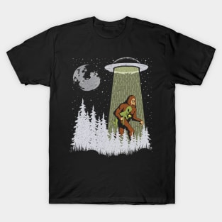 Funny Bigfoot And Alien Eating Tacos! Sasquatch Ufo T-Shirt
